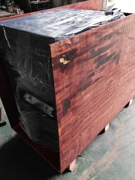 Máquina empacadora en la caja de madera